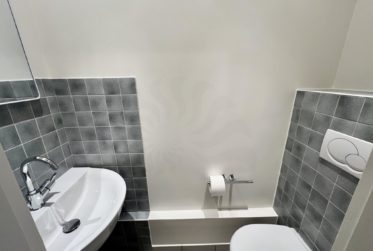 En exclusivité au Centre de Genève: Lumineux appartement traversant de 3.5 pièces au 6ème étage avec grands balcons