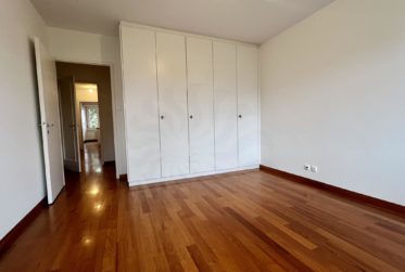 En exclusivité au Centre de Genève: Lumineux appartement traversant de 3.5 pièces au 6ème étage avec grands balcons