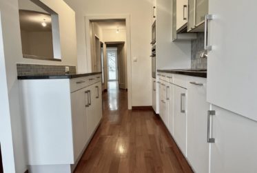 En exclusivité au Centre de Genève: Lumineux appartement traversant de 3.5 pièces au 6ème étage avec grands balcons