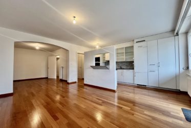 En exclusivité au Centre de Genève: Lumineux appartement traversant de 3.5 pièces au 6ème étage avec grands balcons