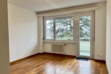 En exclusivité au Centre de Genève: Lumineux appartement traversant de 3.5 pièces au 6ème étage avec grands balcons