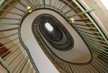 En exclusivité au Centre de Genève: Lumineux appartement traversant de 3.5 pièces au 6ème étage avec grands balcons