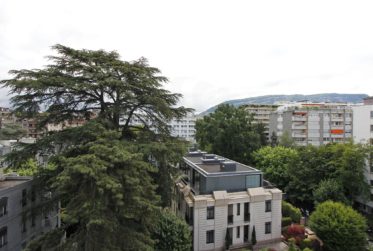 En exclusivité au Centre de Genève: Lumineux appartement traversant de 3.5 pièces au 6ème étage avec grands balcons
