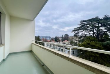 En exclusivité au Centre de Genève: Lumineux appartement traversant de 3.5 pièces au 6ème étage avec grands balcons